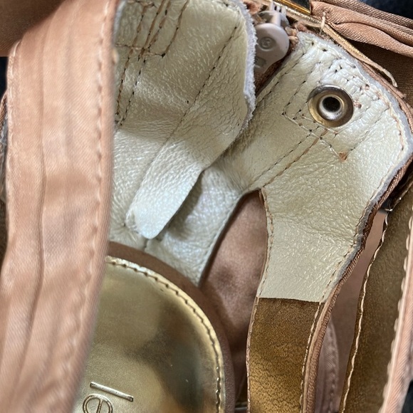 Women’s size 9 Le Château Chic shiny tan golden Stiletto Heels with Ankle Strap - Picture 16 of 16